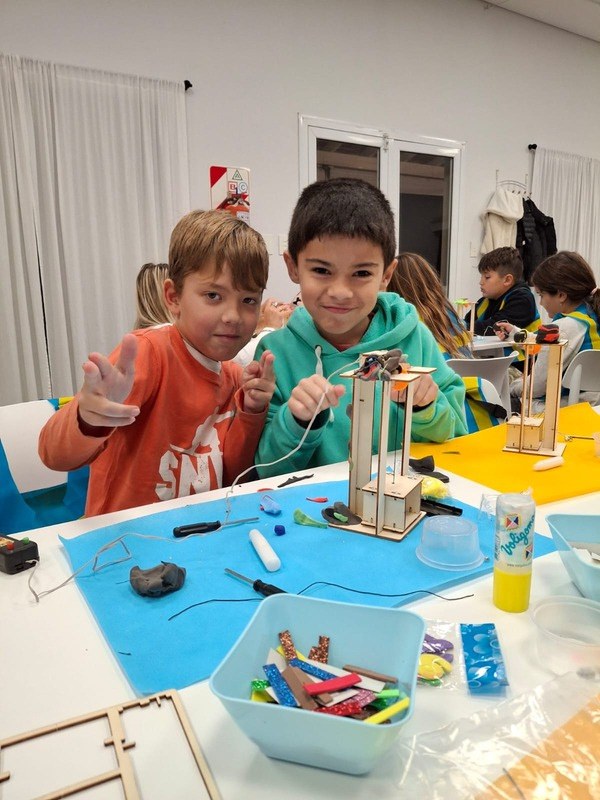 Niños mostrando las estructuras que construyeron en un taller Funny Makers